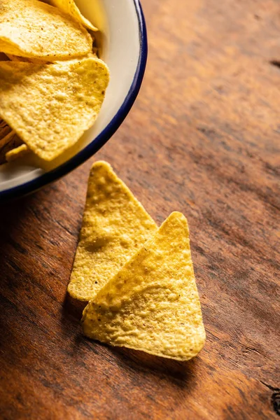 Gesalzene Tortilla Chips Gelbes Nachos Dreieck Auf Holztisch — Stockfoto