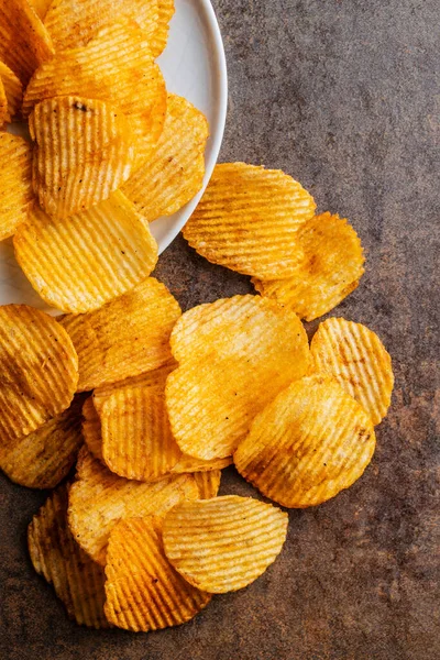 Ropogós Chips Egy Barna Asztalon — Stock Fotó