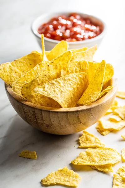 Tortillachips Och Röd Tomatsalsa Dip Mexikanska Nacho Chips Köksbordet — Stockfoto