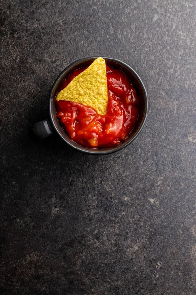 Tortillachips Och Röd Tomatsalsa Dip Mexikanska Nacho Chips Svart Bord — Stockfoto