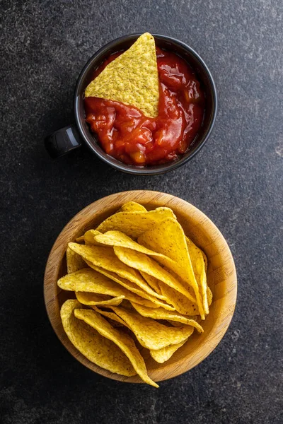 토르티야 토마토 살사를 찍는다 멕시코나 초칩검은 테이블에 위에서 — 스톡 사진