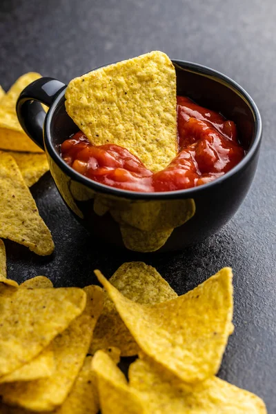 Tortillas Fritas Salsa Tomate Rojo Fichas Nacho Mexicano Mesa Negra —  Fotos de Stock