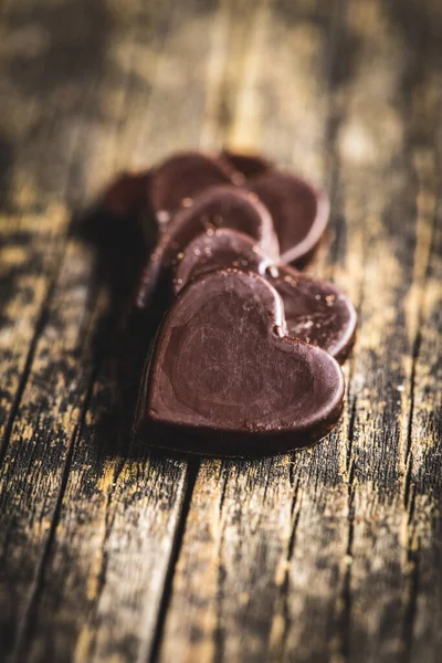 Zoete Chocolade Hartjes Oude Houten Tafel — Stockfoto