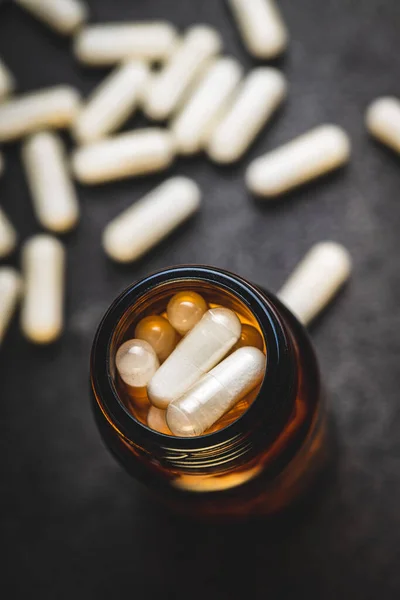 Λευκά Ιατρικά Χάπια Κοντέινερ Φαρμακευτικά Χάπια Δισκία Και Καψάκια Γυάλινο — Φωτογραφία Αρχείου