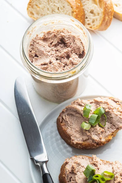 Patè Fegato Sulla Baguette Affettata Sul Tavolo Bianco — Foto Stock