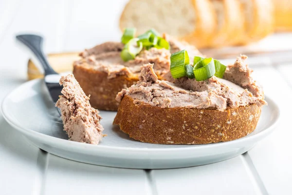 Patè Fegato Sulla Baguette Affettata Sul Piatto — Foto Stock