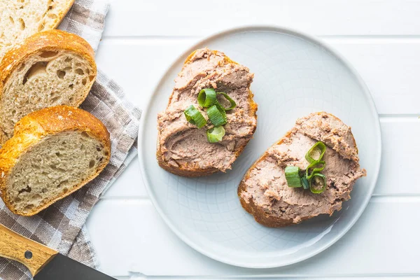 Patè Fegato Sulla Baguette Affettata Sul Piatto Vista Dall Alto — Foto Stock