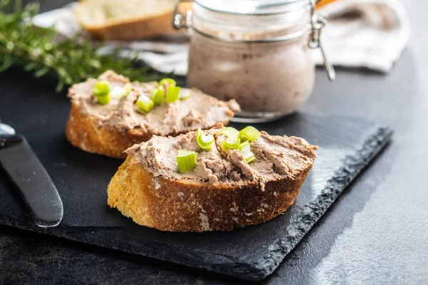 Leberpastete Auf Geschnittenem Baguette Auf Schneidebrett — Stockfoto