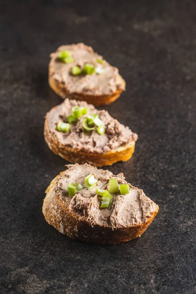 Patè Fegato Sulla Baguette Affettata Sul Tavolo Cucina Nero — Foto Stock