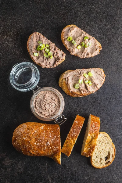 Leberpastete Auf Geschnittenem Baguette Auf Schwarzem Küchentisch Ansicht Von Oben — Stockfoto