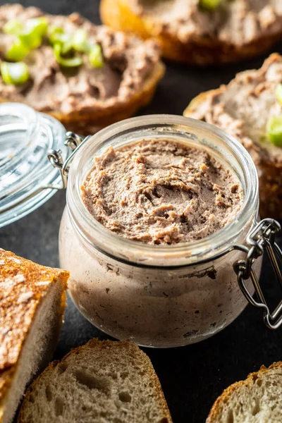 Paté Hígado Frasco Sobre Mesa Negra — Foto de Stock