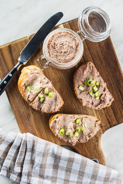 Paté Hígado Rodajas Baguette Tabla Cortar Vista Superior — Foto de Stock