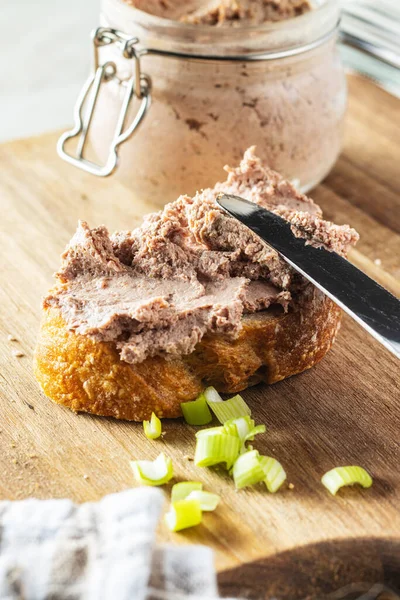 Paté Hígado Rodajas Baguette Tabla Cortar — Foto de Stock