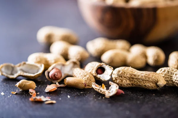 Getrocknete Erdnüsse Leckere Erdnüsse Auf Schwarzem Tisch — Stockfoto