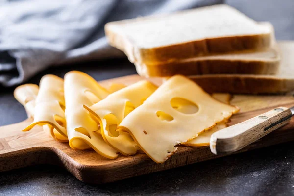 Rebanadas Queso Duro Ahumado Tabla Cortar — Foto de Stock