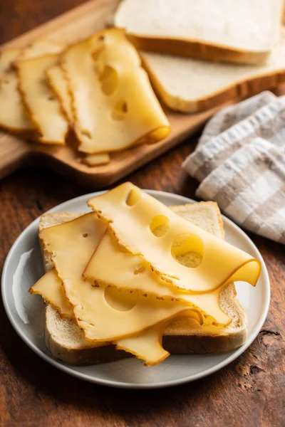プレート上にハードチーズとサンドイッチパン — ストック写真