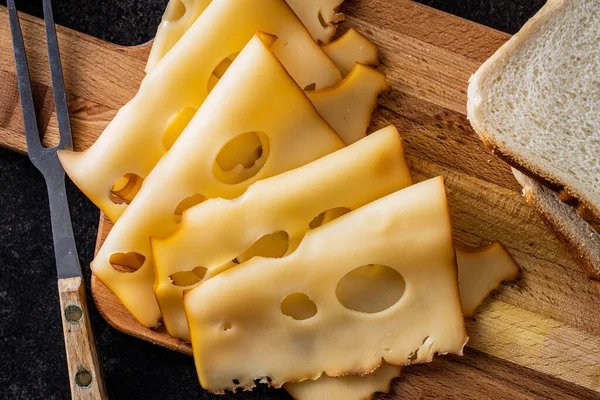 Geräucherter Hartkäse Scheiben Geschnitten Auf Schneidebrett Ansicht Von Oben — Stockfoto