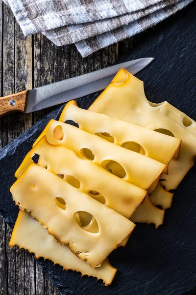 Fromage Pâte Dure Fumé Tranché Sur Planche Découper Vue Dessus — Photo