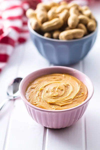 Erdnussbutter Schüssel Und Erdnüsse Auf Weißem Tisch — Stockfoto