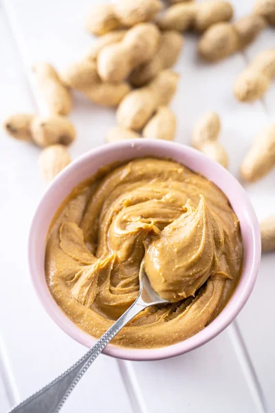 Erdnussbutter Schüssel Und Erdnüsse Auf Weißem Tisch — Stockfoto