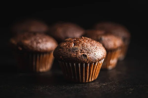 Muffins Chocolate Doces Cupcakes Escuros Mesa Preta — Fotografia de Stock