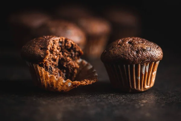 Muffins Chocolate Doces Cupcakes Escuros Mesa Preta — Fotografia de Stock