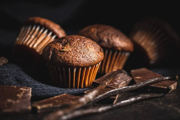 Muffins Chocolate Doces Cupcakes Escuros Mesa Preta — Fotografia de Stock