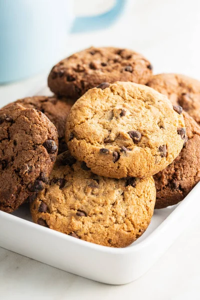 Biscoitos Saborosos Com Chocolate Biscoitos Chocolate Doce Mesa Branca — Fotografia de Stock