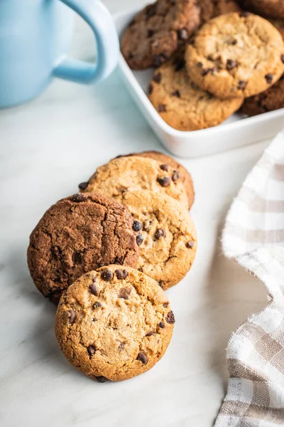 Lekkere Koekjes Met Chocolade Zoete Chocoladekoekjes Witte Tafel — Stockfoto