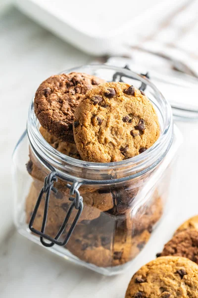 チョコレートとおいしいビスケット 甘いチョコレートクッキーIn Jar — ストック写真