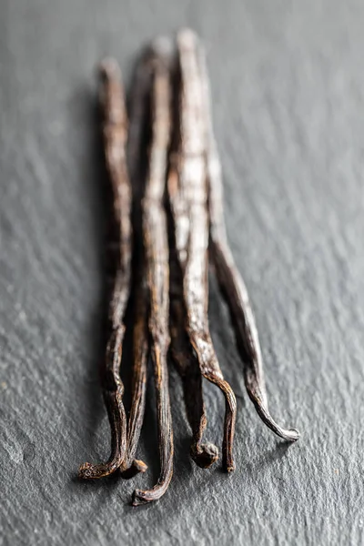 Vanillestokjes Stokken Vanille Zwarte Tafel — Stockfoto