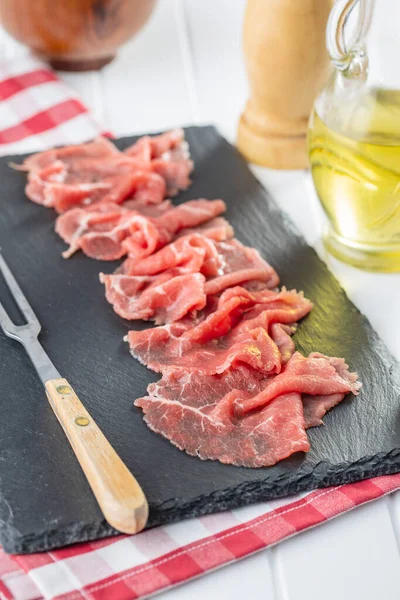 Carpaccio Tranché Viande Bœuf Crue Sur Planche Découper Noire — Photo