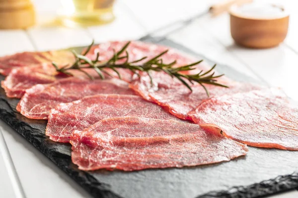 Carpaccio Tranché Viande Bœuf Crue Sur Planche Découper Noire — Photo