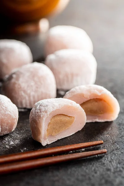 Dolce Dolce Giapponese Mochi Dessert Tavolo Nero — Foto Stock