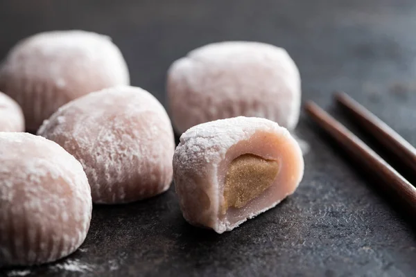 Zoet Japans Mochi Dessert Zwart Tafel — Stockfoto