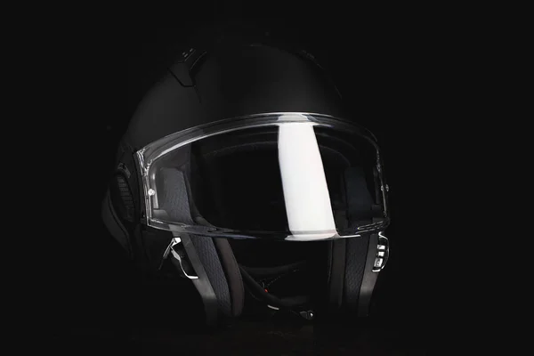 Casque Moto Modulaire Noir Sur Fond Noir — Photo