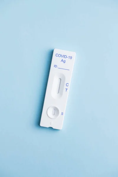 Snabbt Antigentest Med Covid Snabb Antikroppstest Kit Blå Bakgrund Ovanifrån — Stockfoto