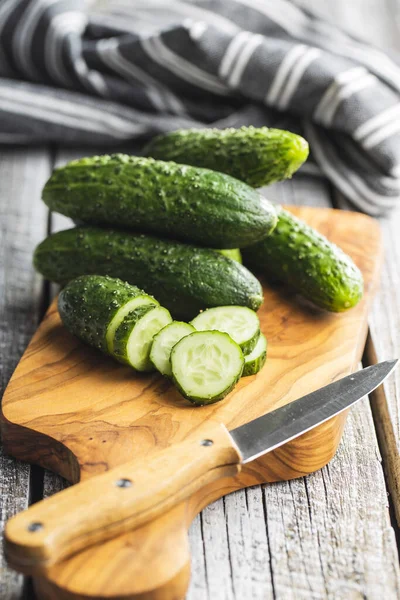 Snijd Verse Groene Komkommers Snijplank — Stockfoto
