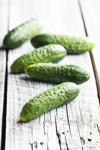 Verse Groene Komkommers Houten Tafel — Stockfoto