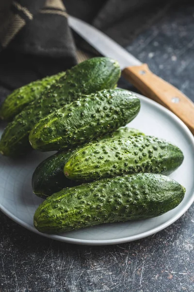 Verse Groene Komkommers Zwarte Keukentafel — Stockfoto