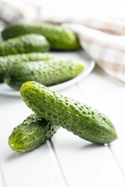 Verse Groene Komkommers Witte Tafel — Stockfoto