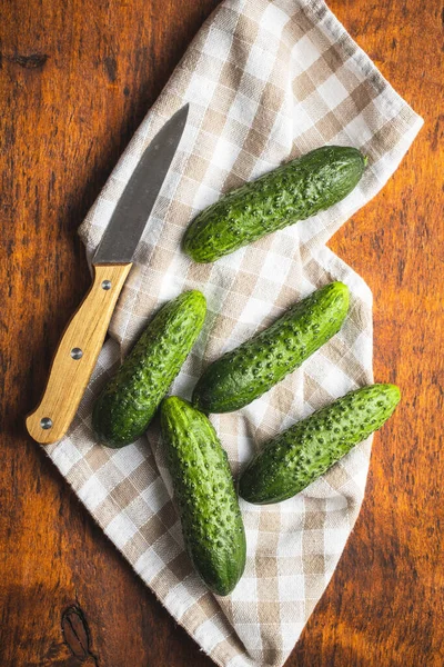 Verse Groene Komkommers Houten Tafel Bovenaanzicht — Stockfoto
