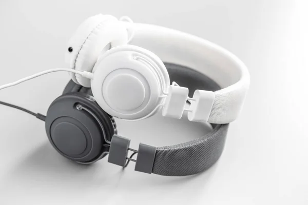 Λευκά Και Μαύρα Ενσύρματα Στερεοφωνικά Ακουστικά Γκρι Φόντο — Φωτογραφία Αρχείου