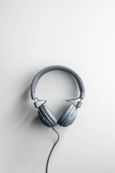 Gray Wired Stereo Headphones Gray Background Top View — Stock Photo, Image