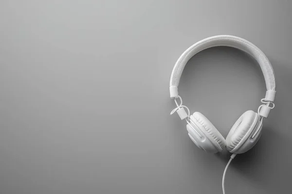 Λευκά Ενσύρματα Στερεοφωνικά Ακουστικά Γκρι Φόντο Άνω Όψη — Φωτογραφία Αρχείου