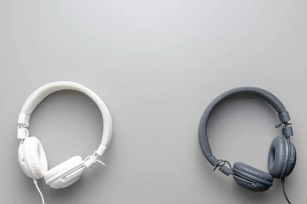 Weiße Und Schwarze Verdrahtete Stereo Kopfhörer Auf Grauem Hintergrund Ansicht — Stockfoto