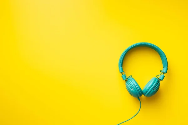 Colorful Wired Headphones Yellow Background Top View — Stock Photo, Image
