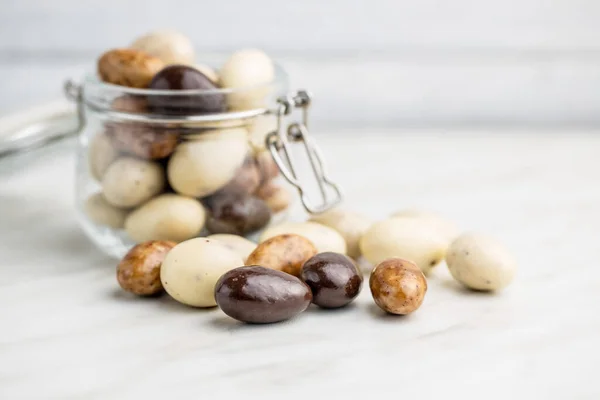 Amêndoas Chocolate Doce Ovos Chocolate Mesa Branca — Fotografia de Stock