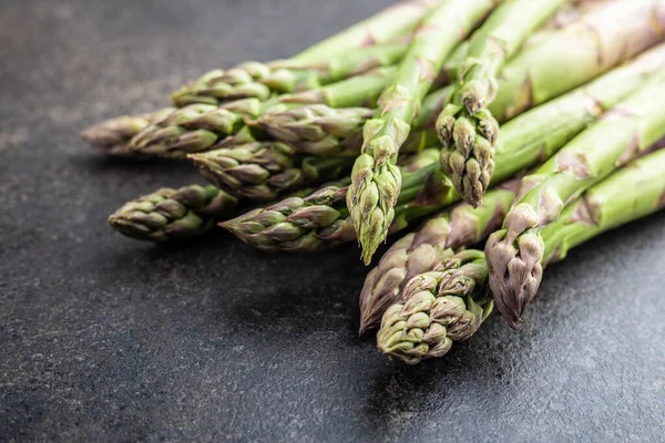 Fresh Raw Uncooked Green Asparagus Black Table — Stock Photo, Image