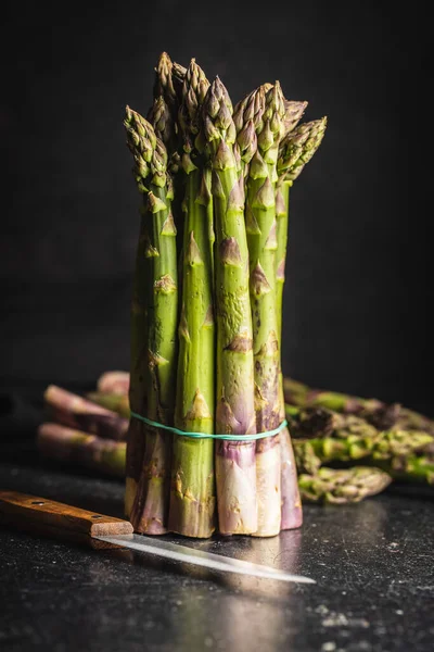 Fresh Raw Uncooked Green Asparagus Black Table — Stock Photo, Image